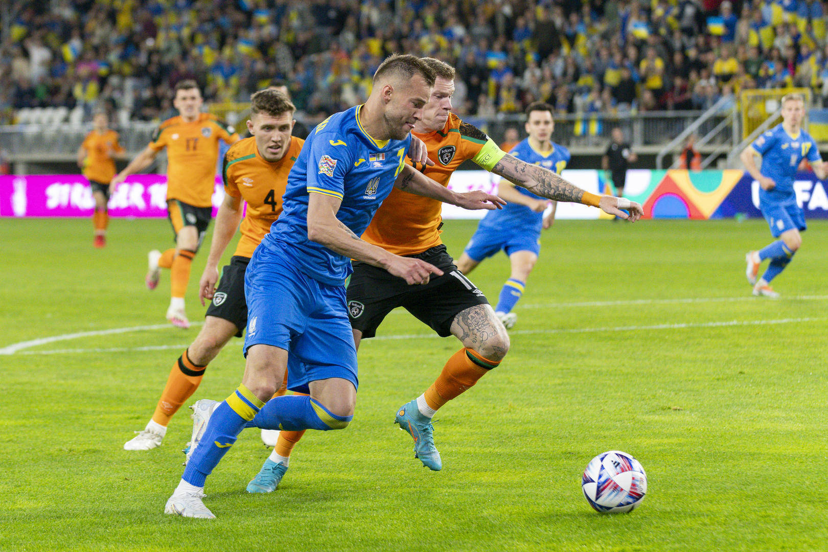 欧预赛事紧张激烈，球员们争夺荣誉和胜利的简单介绍