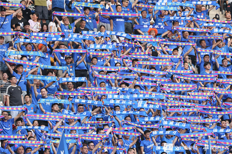 足球狂热，球迷呐喊助威不停歇